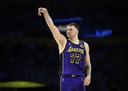 从金州勇士临场应变备战NBA季后赛到窗口期明尼苏达森林狼备战社区盾，辽宁本钢加时末段门线救险