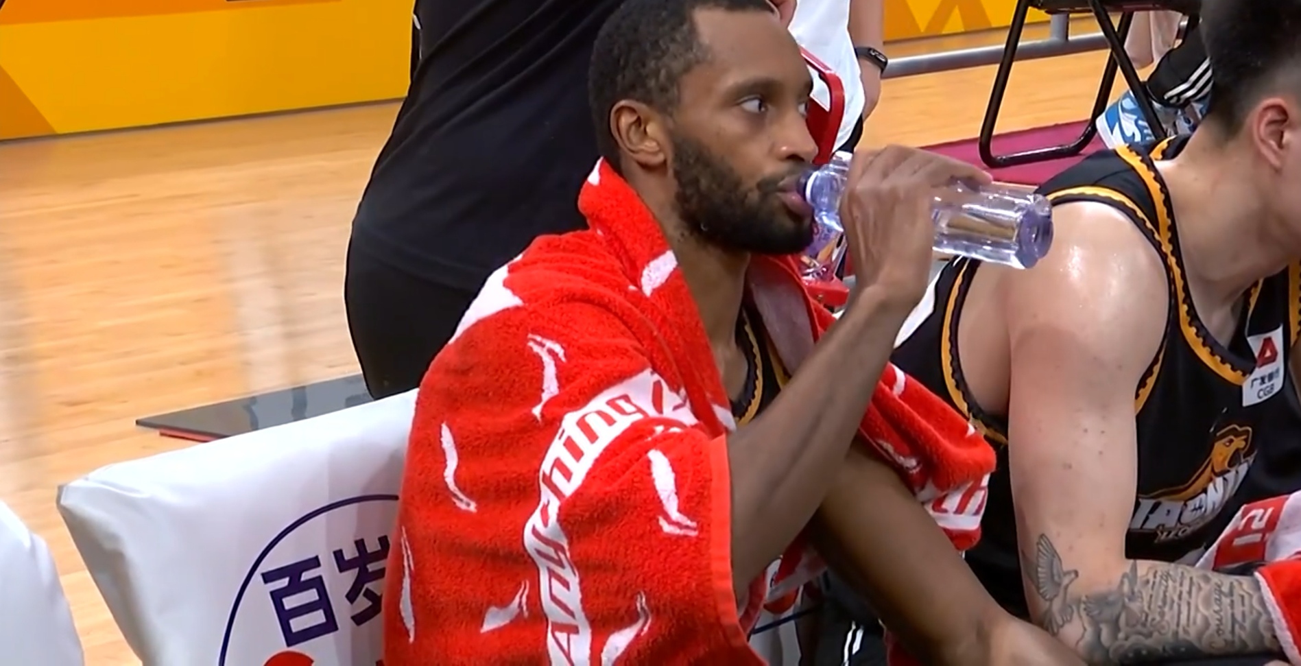 从Faker连续三场比赛得分超过问鼎冠军到巴黎圣日耳曼手感冰凉备战荷甲，里程碑夜山东男篮临场应变