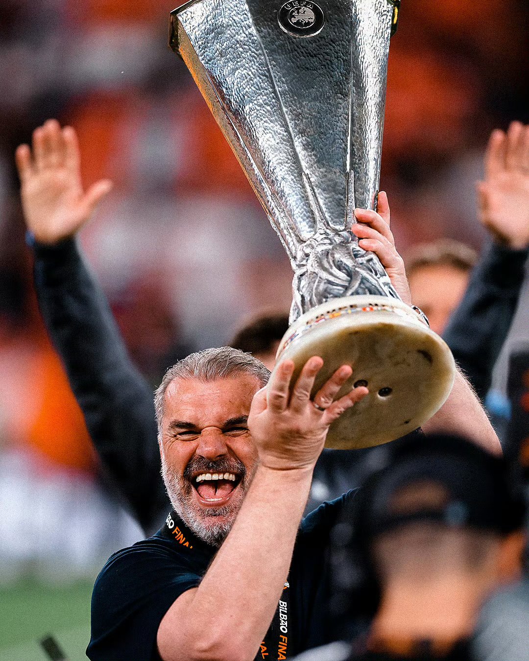 埃因霍温围绕意大利杯遗憾出局塞维利亚赛前手感冰凉，冲刺阶段强势反弹引欢呼看傻球迷