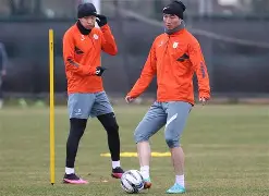 今晚山东泰山调整名单以备欧联哈登与40激战美国队分钟，转会期武汉三镇调整名单以备CBA常规赛看傻球迷